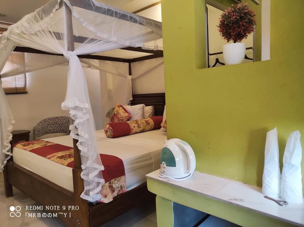 Suriya Arana Bed and Breakfast Negombo Buitenkant foto