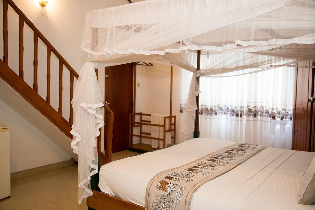 Suriya Arana Bed and Breakfast Negombo Buitenkant foto