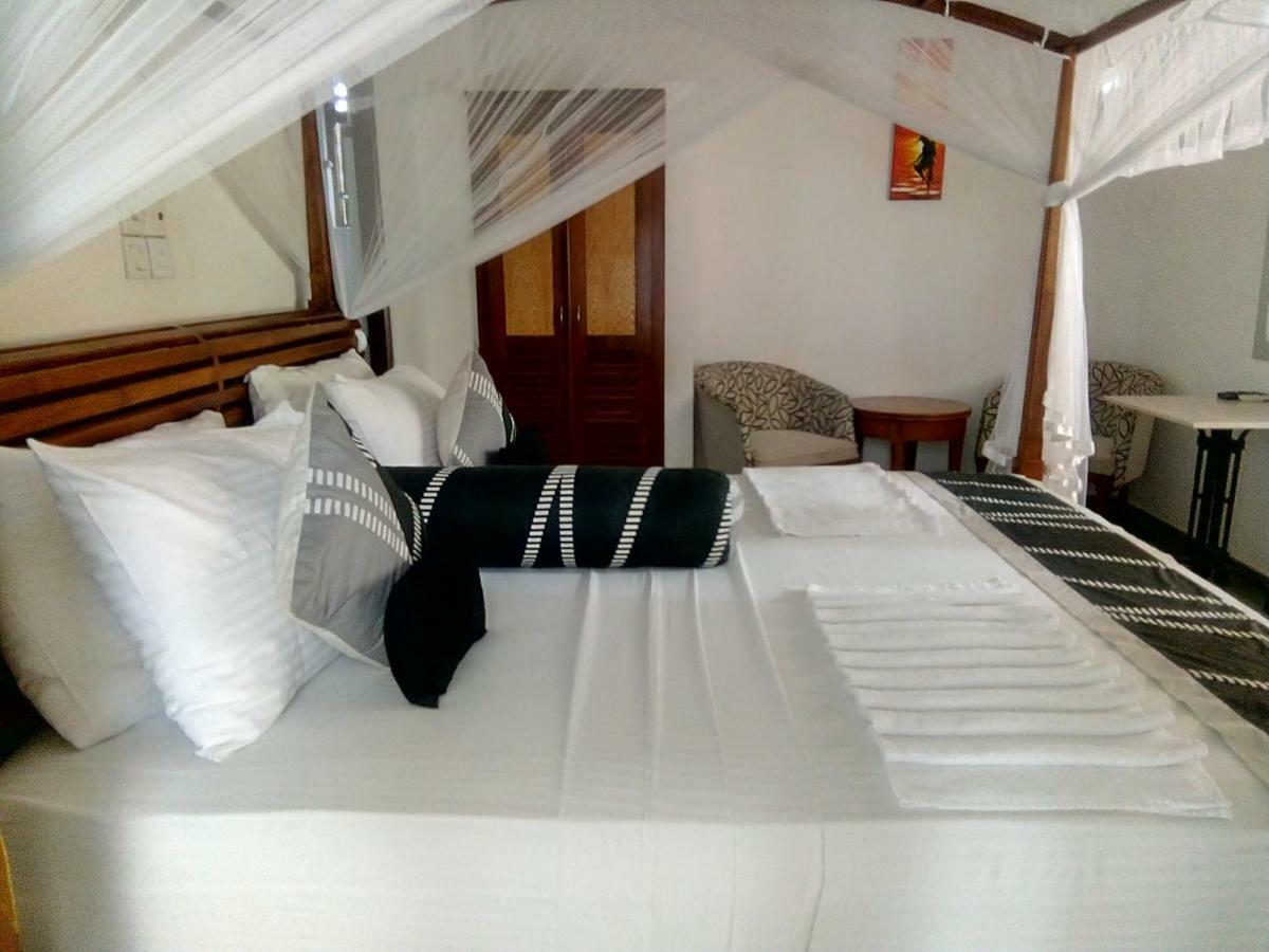 Suriya Arana Bed and Breakfast Negombo Buitenkant foto